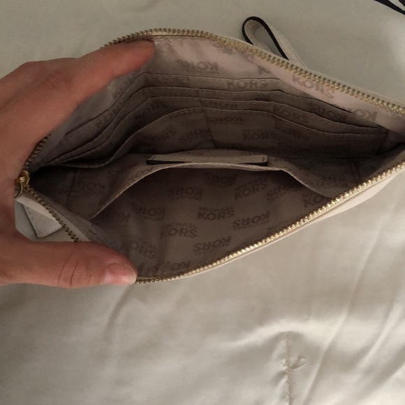 Michael Kors authentic Cream leather wristlet - Picture 4 of 4
